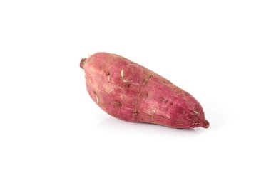 Beyaz arka planda izole edilmiş kırmızı tatlı patates.