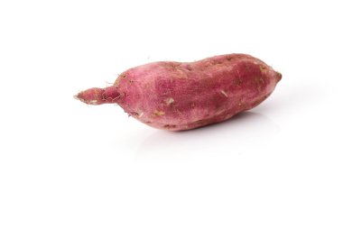 Beyaz arka planda izole edilmiş kırmızı tatlı patates.