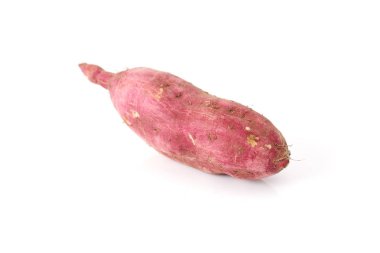 Beyaz arka planda izole edilmiş kırmızı tatlı patates.