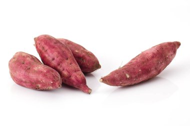 Beyaz arka plan üzerinde izole kırmızı tatlı patates