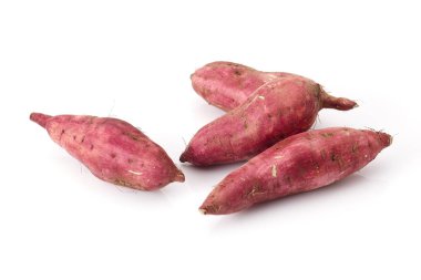 Beyaz arka plan üzerinde izole kırmızı tatlı patates