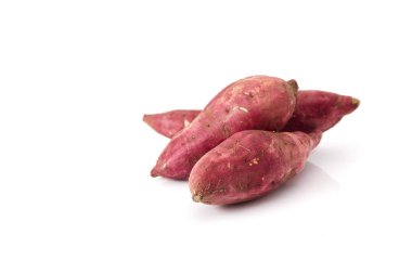 Beyaz arka plan üzerinde izole kırmızı tatlı patates