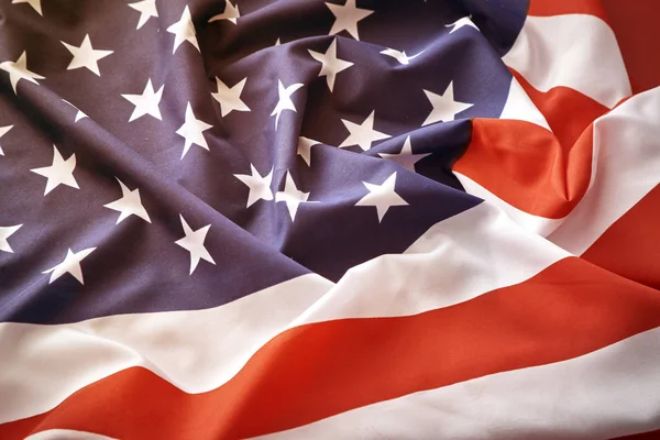 Amerika Birleşik Devletleri bayrağı. Rüzgarda dalgalanan Amerikan bayrağının görüntüsü.