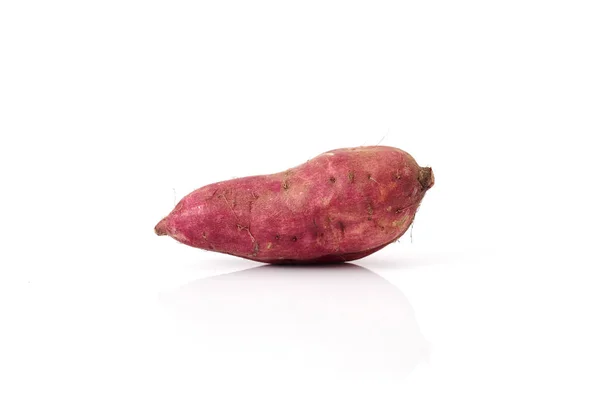 Beyaz Arka Plan Üzerinde Izole Kırmızı Tatlı Patates — Stok fotoğraf
