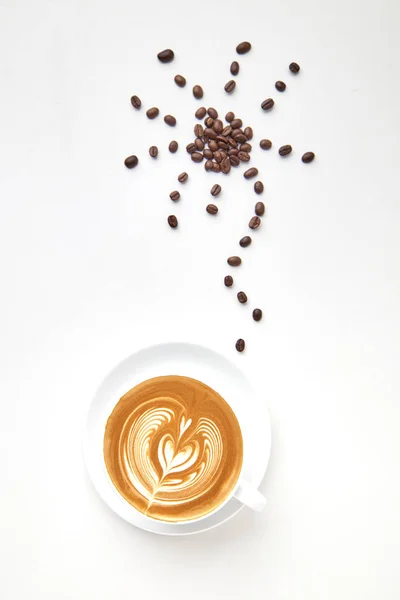 コーヒー豆の形の白い背景の上部には コーヒー豆の形の花から柔らかいライト ビュー上花フラット レイアウト 最小限 — ストック写真