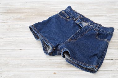 Rustik beyaz ahşap masa üzerinde eski kısa Denim