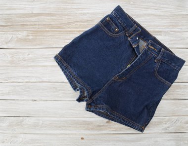 Rustik beyaz ahşap masa üzerinde eski kısa Denim