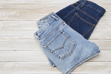 Rustik beyaz ahşap masa üzerinde eski kısa Denim