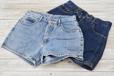 Rustik beyaz ahşap masa üzerinde eski kısa Denim