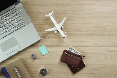 Office not defteri ve uçak, bilgisayar ve ağaç ahşap masa. kopya alanı tasarımı için en iyi manzaralı. düz lay