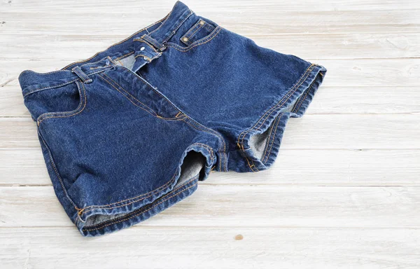 Alte Kurze Jeans Auf Rustikalem Weißem Holztisch — Stockfoto