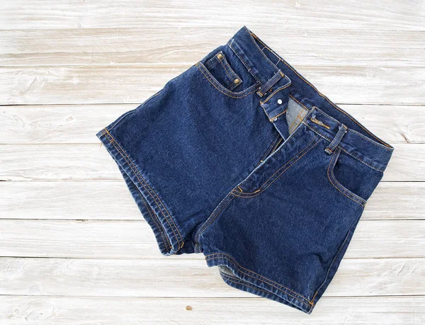 Alte Kurze Jeans Auf Rustikalem Weißem Holztisch — Stockfoto
