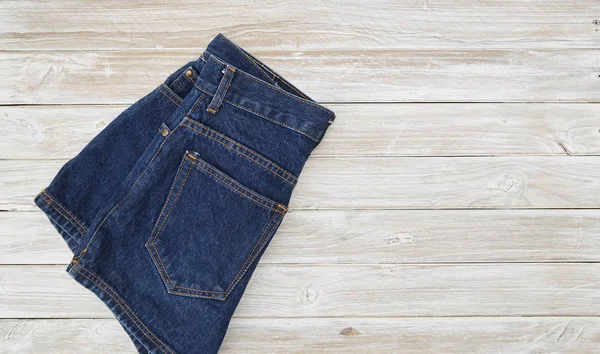 Alte Kurze Jeans Auf Rustikalem Weißem Holztisch — Stockfoto