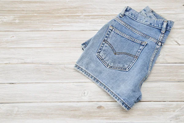 Alte Kurze Jeans Auf Rustikalem Weißem Holztisch — Stockfoto