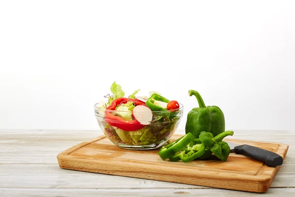 Full Skål Med Fräsch Sallad Vit Träbord Bakgrunden Begreppet Bra — Stockfoto