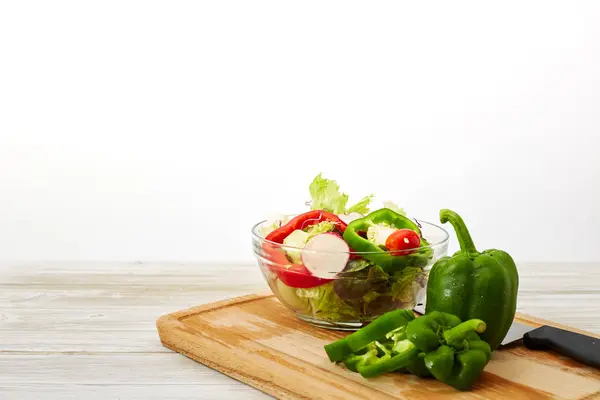 Volle Schüssel Mit Frischem Salat Auf Einem Weißen Holztisch Den — Stockfoto