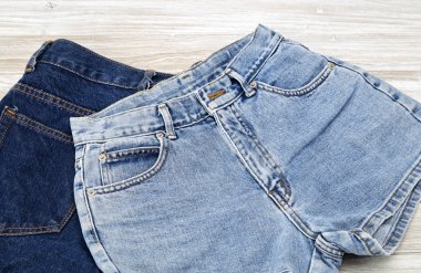 iki vintage kadın kot denim şort ahşap raf. Yeni koleksiyonundan şort