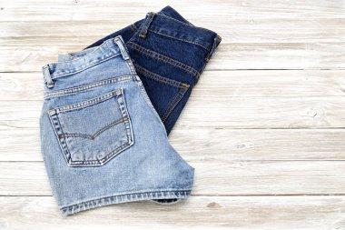 iki vintage kadın kot denim şort ahşap raf. Yeni koleksiyonundan şort