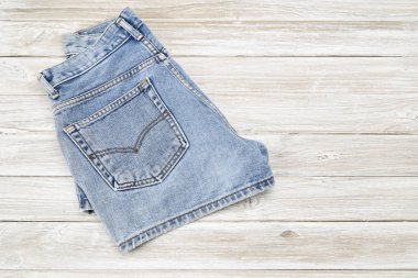 iki vintage kadın kot denim şort ahşap raf. Yeni koleksiyonundan şort