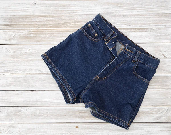 Vintage Jeanshosen Für Frauen Auf Einem Holzregal Shorts Aus Neuer — Stockfoto