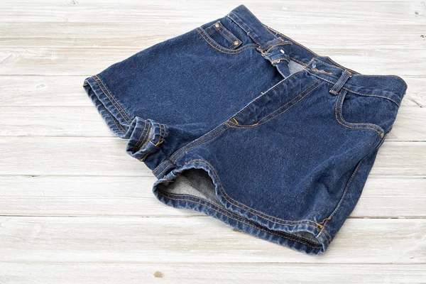 Vintage Jeanshosen Für Frauen Auf Einem Holzregal Shorts Aus Neuer — Stockfoto