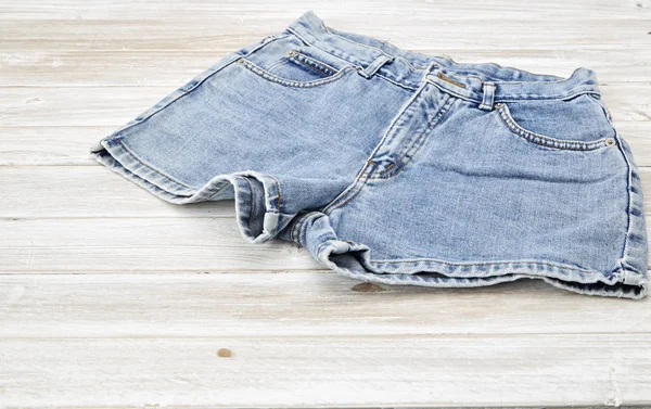 Zwei Vintage Jeans Shorts Auf Einem Holzregal Shorts Aus Neuer — Stockfoto