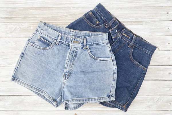 Zwei Vintage Jeans Shorts Auf Einem Holzregal Shorts Aus Neuer — Stockfoto