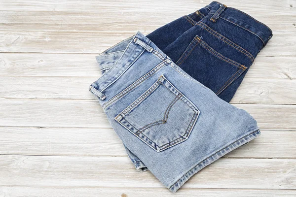 Dva Vintage Žena Jeans Plátěné Tenisky Dřevěné Police Šortky Nové — Stock fotografie