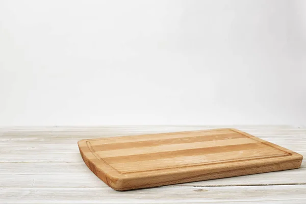 Leeres Bambus Schneidebrett Auf Einem Weißen Holztisch Zur Produktpräsentation — Stockfoto