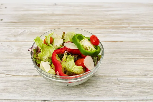 Hälsosam Vegetarisk Sallad Vit Trä Dackground — Stockfoto