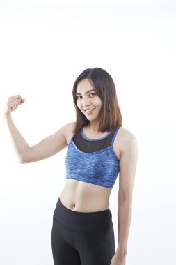Spor ve egzersiz bir iyi bir sağlık ve gücü verecektir. Asyalı kadın spor sütyen kıyafeti gülümseyerek. Beyaz arka plan üzerinde izole doğal makyaj ve güzellik