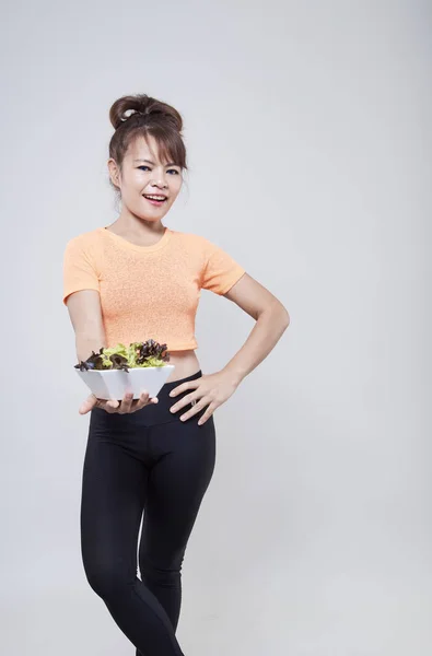 Güzel Genç Asyalı Kadın Salata Beyaz Zemin Üzerine Yaşında Bir — Stok fotoğraf
