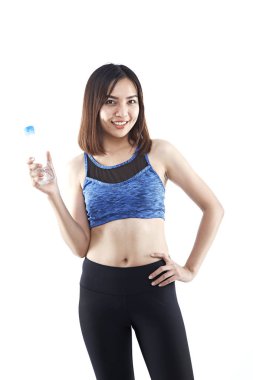 Spor ve egzersiz bir iyi bir sağlık ve gücü verecektir. Asyalı kadın spor sütyen kıyafeti gülümseyerek. Beyaz arka plan üzerinde izole doğal makyaj ve güzellik