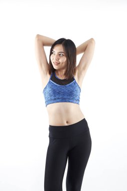 Spor ve egzersiz bir iyi bir sağlık ve gücü verecektir. Asyalı kadın spor sütyen kıyafeti gülümseyerek. Beyaz arka plan üzerinde izole doğal makyaj ve güzellik