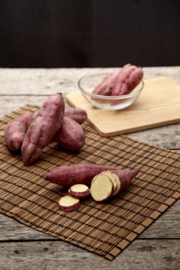 Çiğ mor patates mutfak rustik ahşap tablo