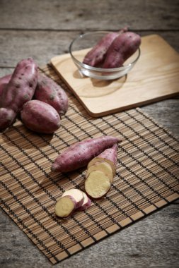 Çiğ mor patates mutfak rustik ahşap tablo