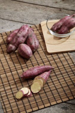 Çiğ mor patates mutfak rustik ahşap tablo