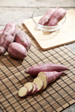 Çiğ mor patates mutfak rustik ahşap tablo