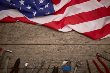 Amerika gün tatil, eski bir ahşap zemin, önemli gün kavramı üzerine araçlarla bayrak