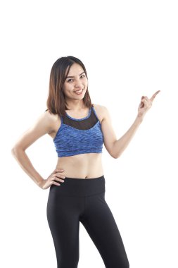 Spor ve egzersiz bir iyi bir sağlık ve gücü verecektir. Asyalı kadın spor sütyen kıyafeti gülümseyerek. Beyaz arka plan üzerinde izole doğal makyaj ve güzellik