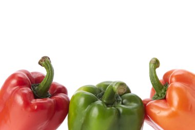Beyaz arka planda, kopya alanı ile en az üstten görünüm izole renkli biber sebze. Doğrusal düzenleme.