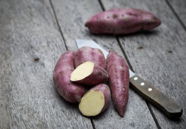 Ahşap arka planda çiğ patates