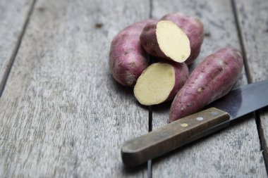 Ahşap arka planda çiğ patates