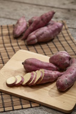 Çiğ mor patates mutfak rustik ahşap tablo