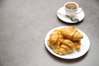 Taze sıcak kahve koyu ahşap arka plan üzerinde kruvasan ile