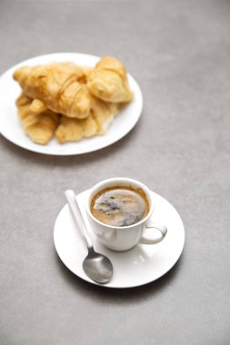 Taze sıcak kahve koyu ahşap arka plan üzerinde kruvasan ile