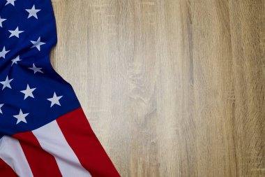 Amerikan bayrağı ahşap arka plan. Amerika Birleşik Devletleri bayrağı. Reklam için şablon yer. Üstten Görünüm.