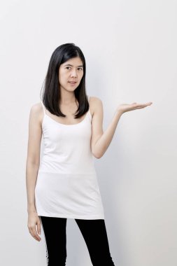 Gülümseyen ince Asyalı kadın üzerinde beyaz bir arka plan avucunda boşaltmak sunulması