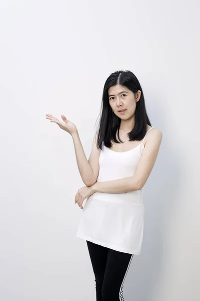 Retrato Atractiva Mujer Asiática Aislada Sobre Fondo Blanco — Foto de Stock