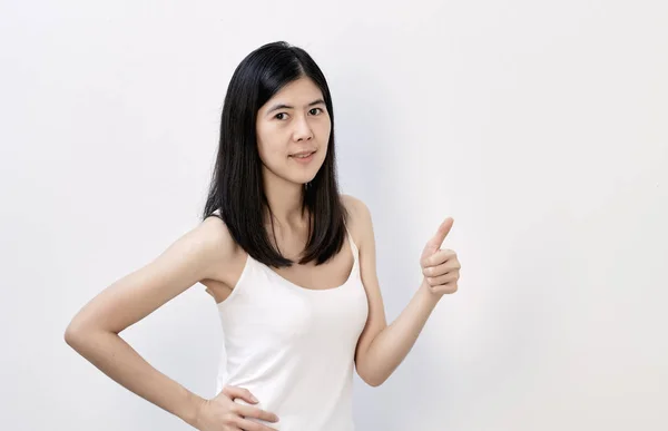 Glimlachend Slanke Aziatische Vrouw Copyspace Presenteren Handpalmen Een Witte Achtergrond — Stockfoto